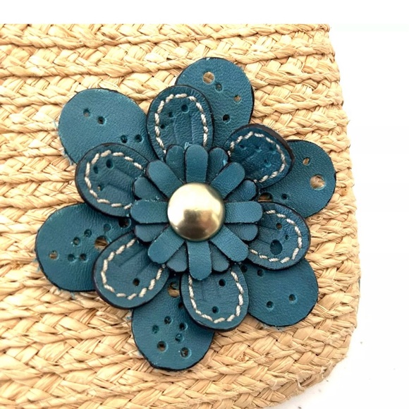 COACH Hampton Natural Straw Medium Wristlet Clutch Teal Flower Appliqué Patch - Picture 4 of 10